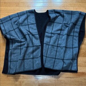 Women’s Gray & Black Reversible Open Poncho EUC